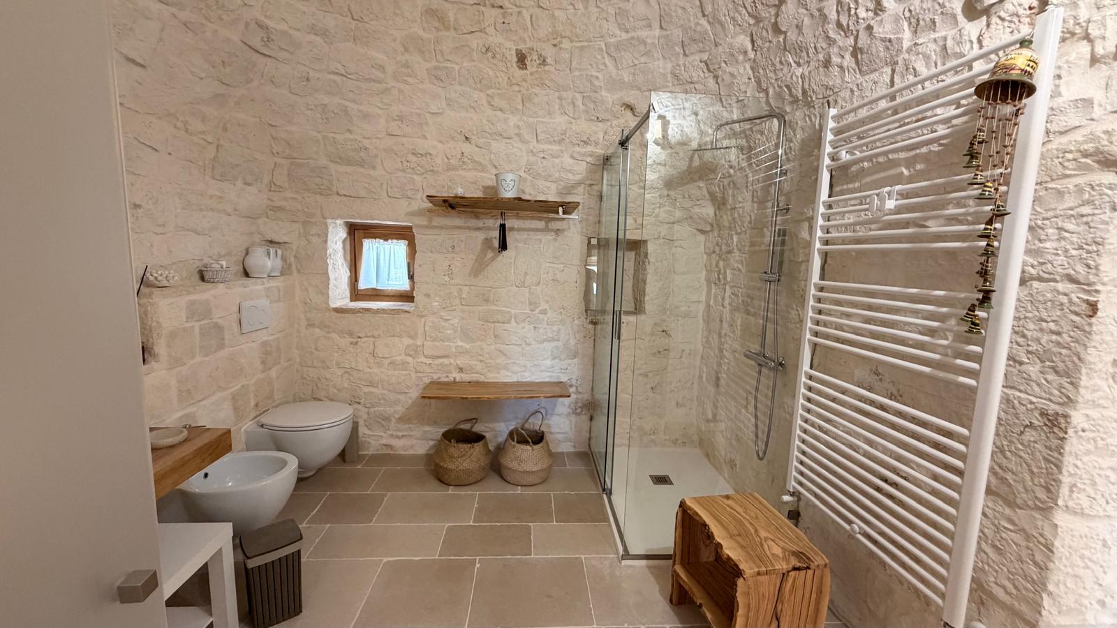 Trulli Comunicanti, Restaurati con Antico Camino, Ulivi Secolari.